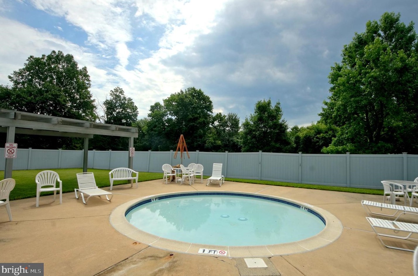 24 Shirley Ln, Trenton NJ 08648 exterior