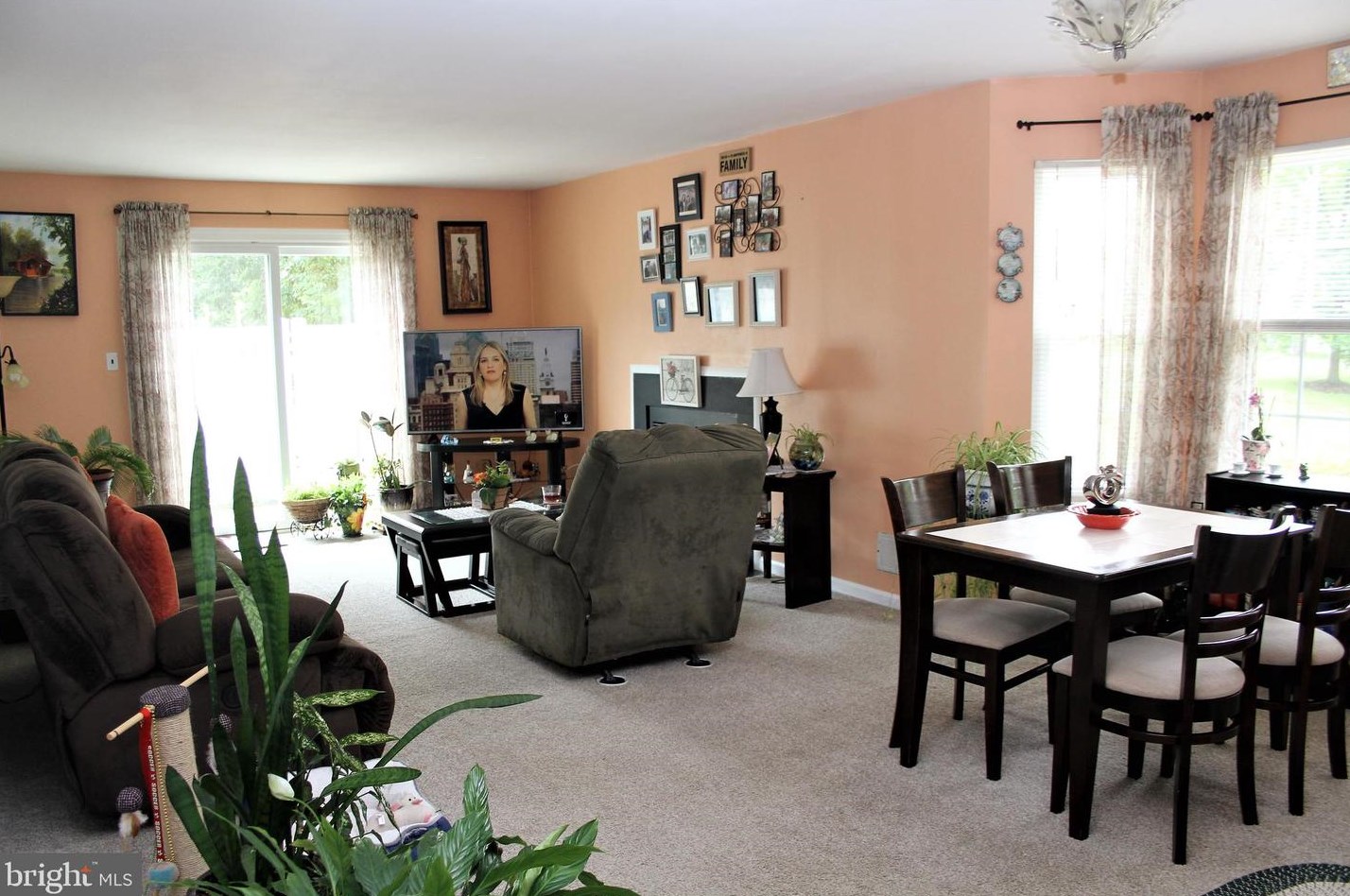 16 Fryer Ct, East Windsor, NJ 08520