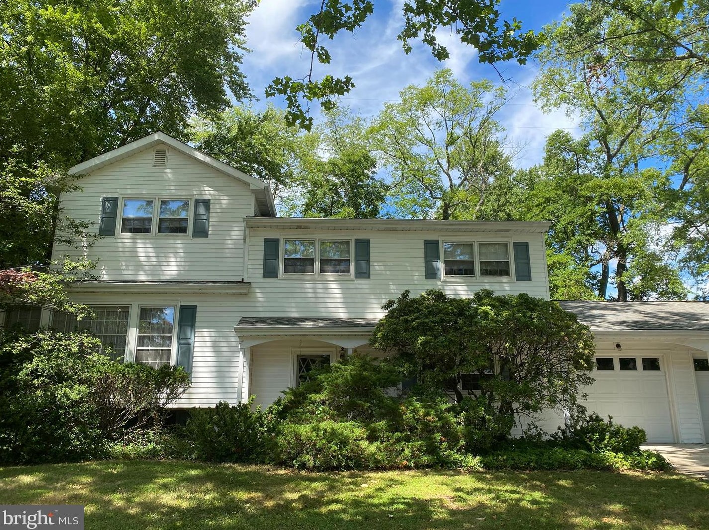 8 Rosalind Dr, Lawrence Township, NJ 08648