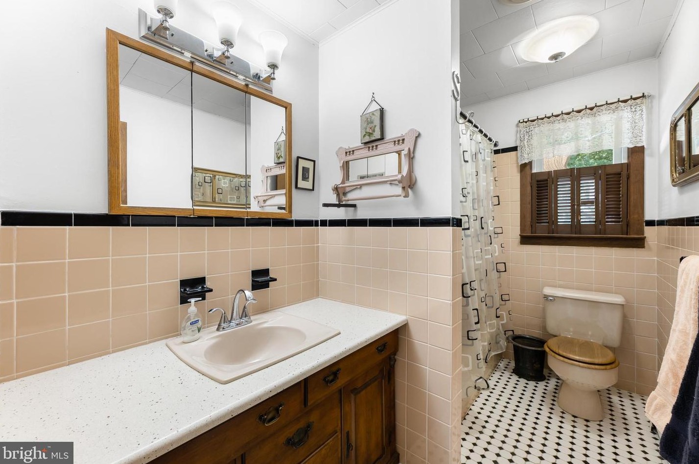 40 Wesleyan Dr, Trenton NJ  08690-1945 exterior