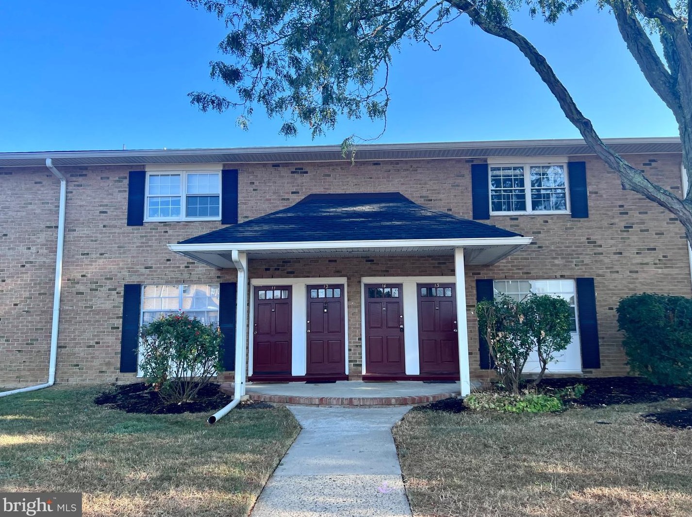 25 Old Millstone Dr, East Windsor NJ  08520-4670 exterior