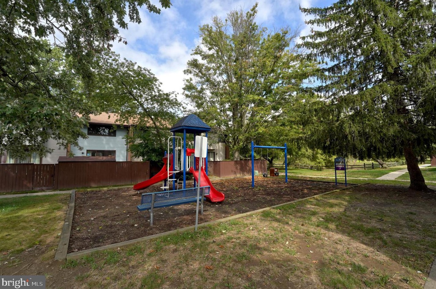 913 Jamestown Rd, East Windsor NJ 08520-5606 exterior