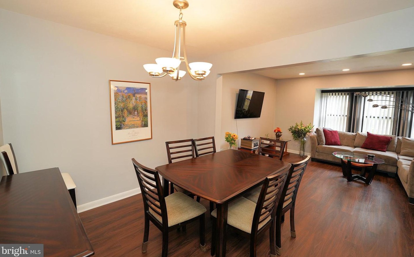 913 Jamestown Rd, East Windsor NJ 08520-5606 exterior