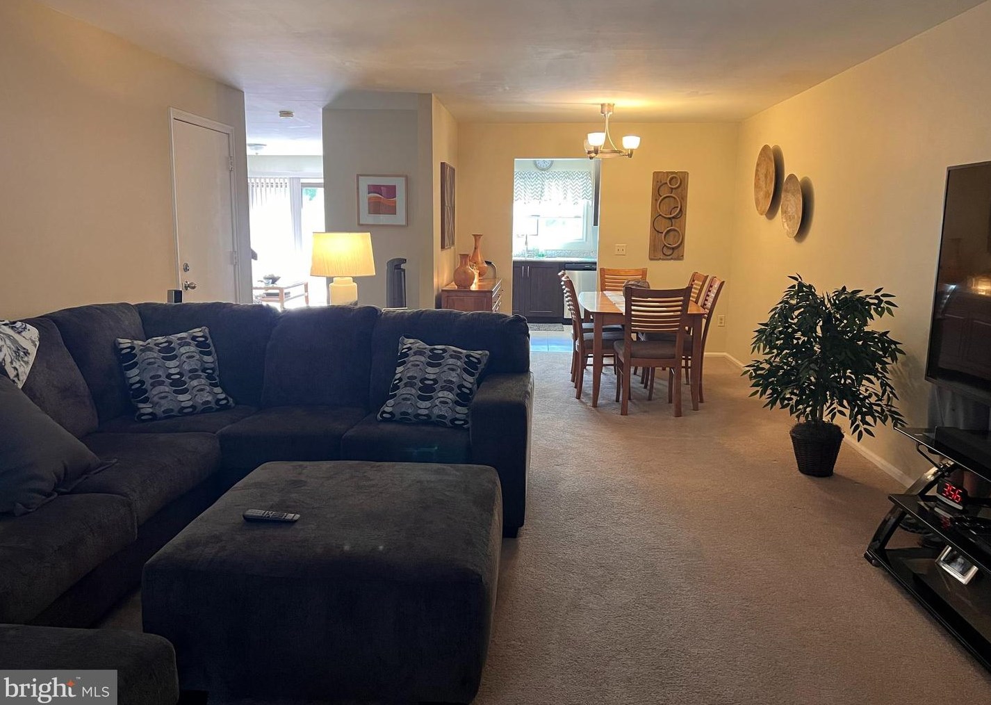 19 Leicester Ln, Trenton, NJ 08628