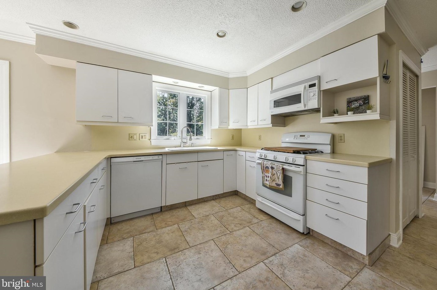 19 Woodlane Rd, Lawrence Township, NJ 08648