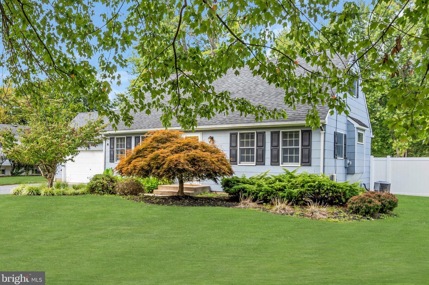8 Lynnfield Dr, East Windsor, NJ 08520-2408