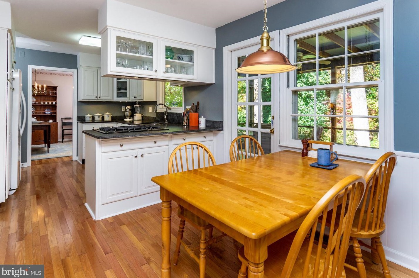 33 Pineknoll Dr, Trenton NJ 08648-3143 exterior