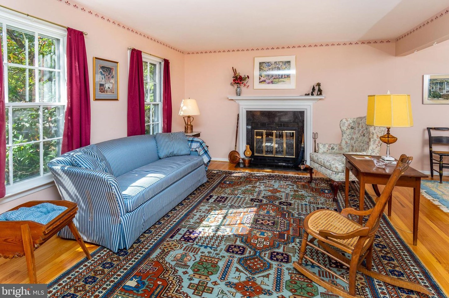 33 Pineknoll Dr, Trenton NJ 08648-3143 exterior