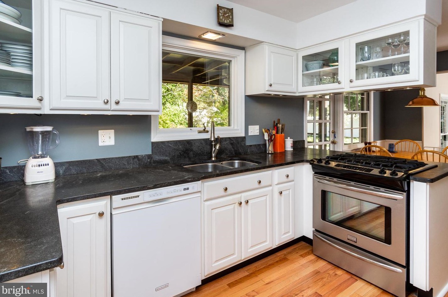 33 Pineknoll Dr, Trenton NJ 08648-3143 exterior