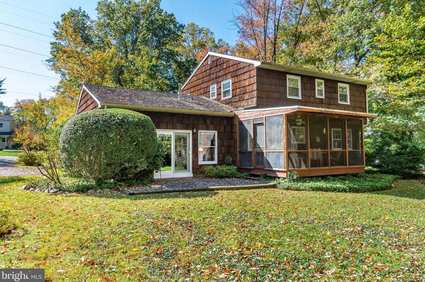 33 Pineknoll Dr, Trenton NJ 08648-3143 exterior