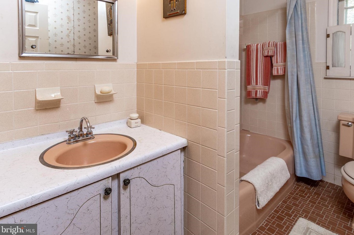 33 Pineknoll Dr, Trenton NJ 08648-3143 exterior