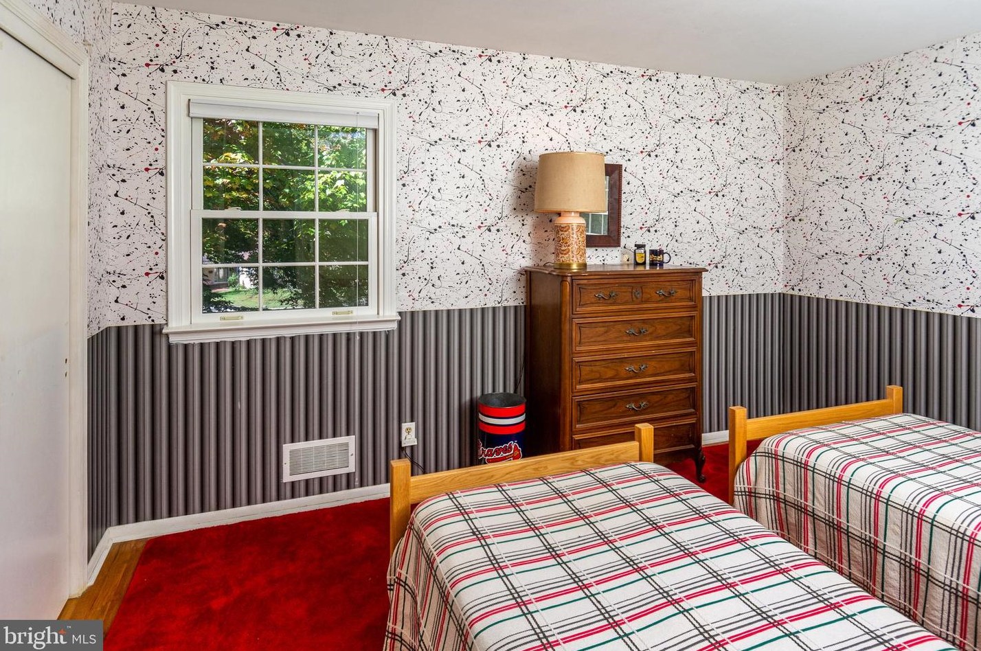 33 Pineknoll Dr, Trenton NJ 08648-3143 exterior