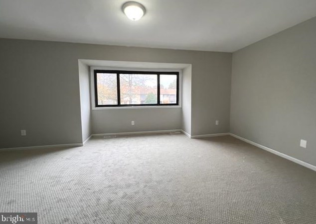 954 Jamestown Rd, East Windsor NJ 08520-5645 exterior