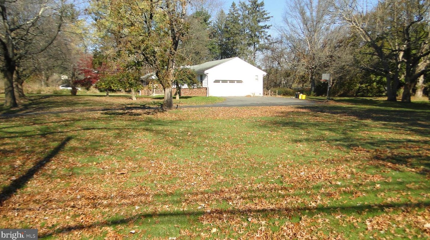 4 Elm St, Hopewell Township, NJ 08525-2005