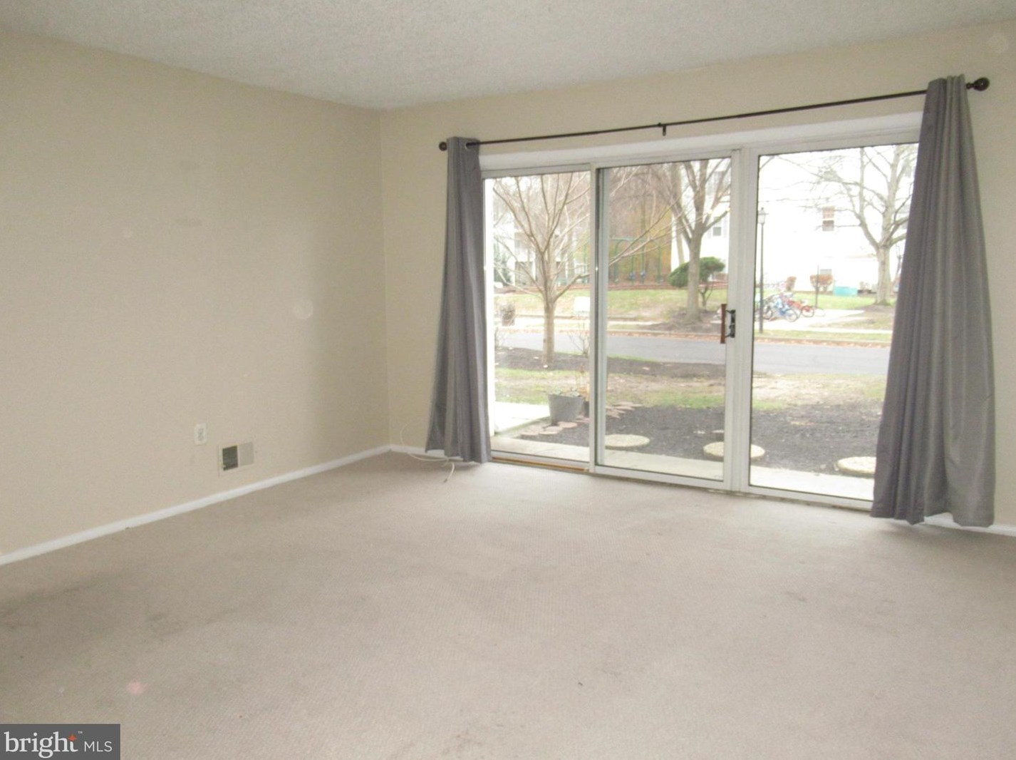 4 Mulberry Ct, Trenton, NJ 08619