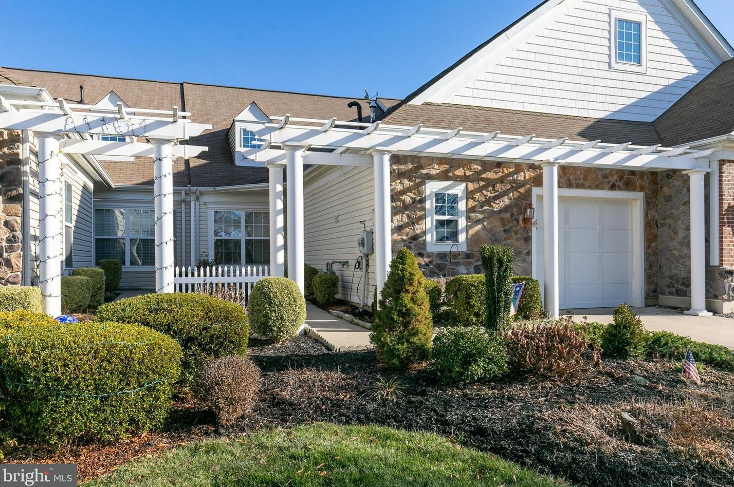37 Falcon Ct, Trenton, NJ 08690