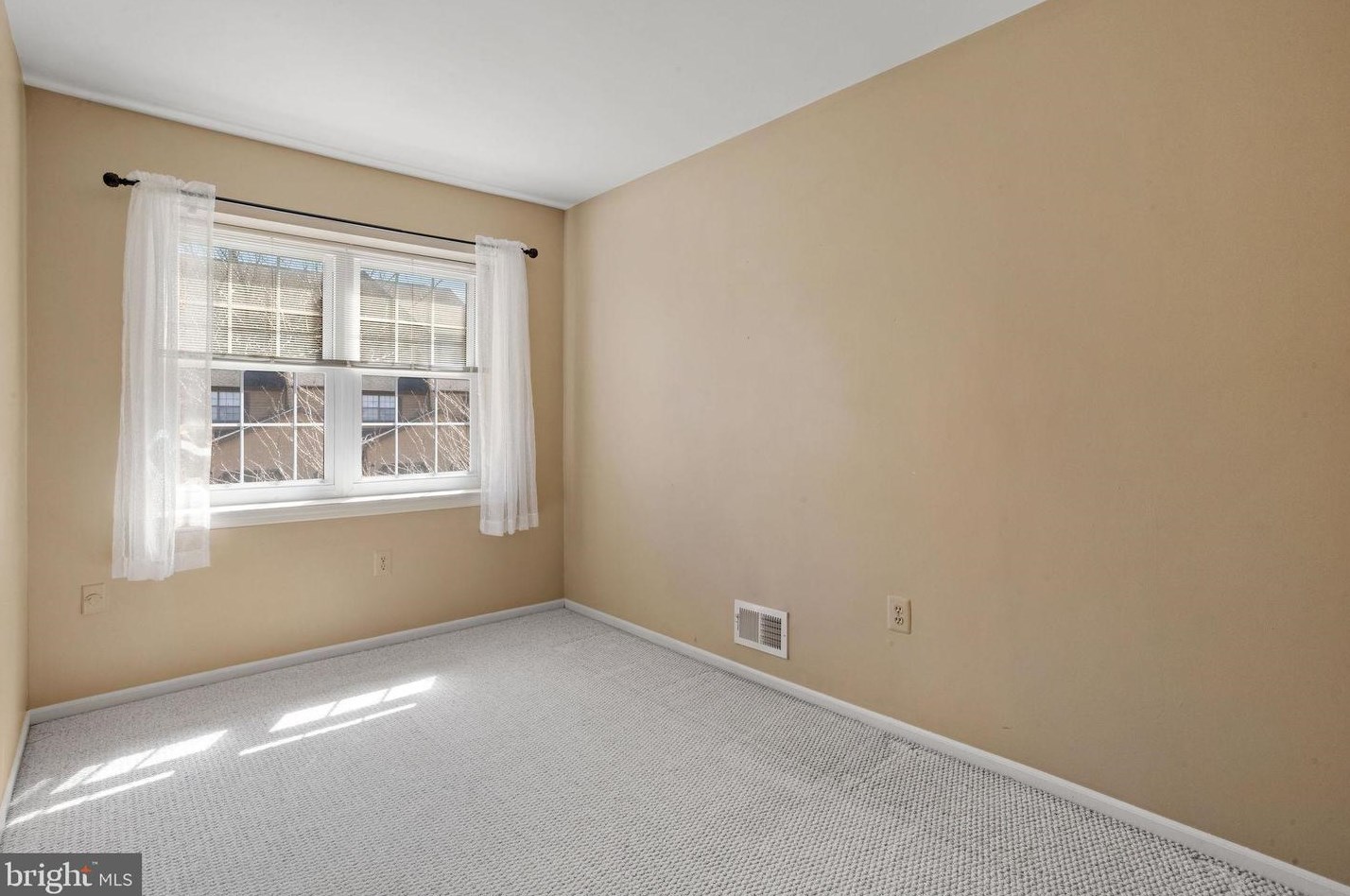 36 Danielle Ct, Trenton NJ 08648-1452 exterior