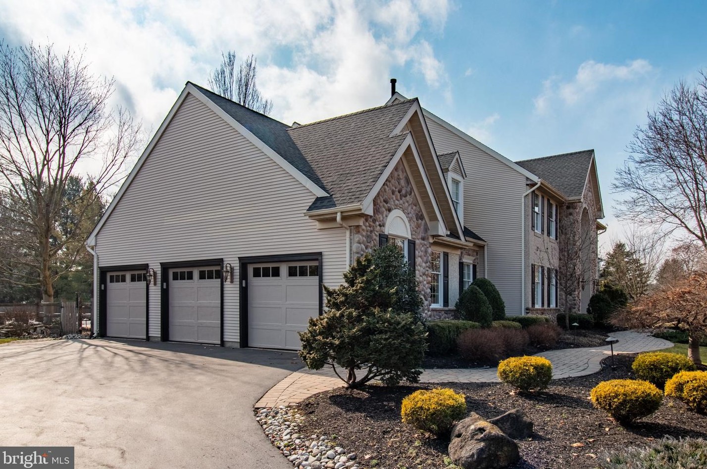 7 Cardinal Dr, W Windsor Township, NJ 08550