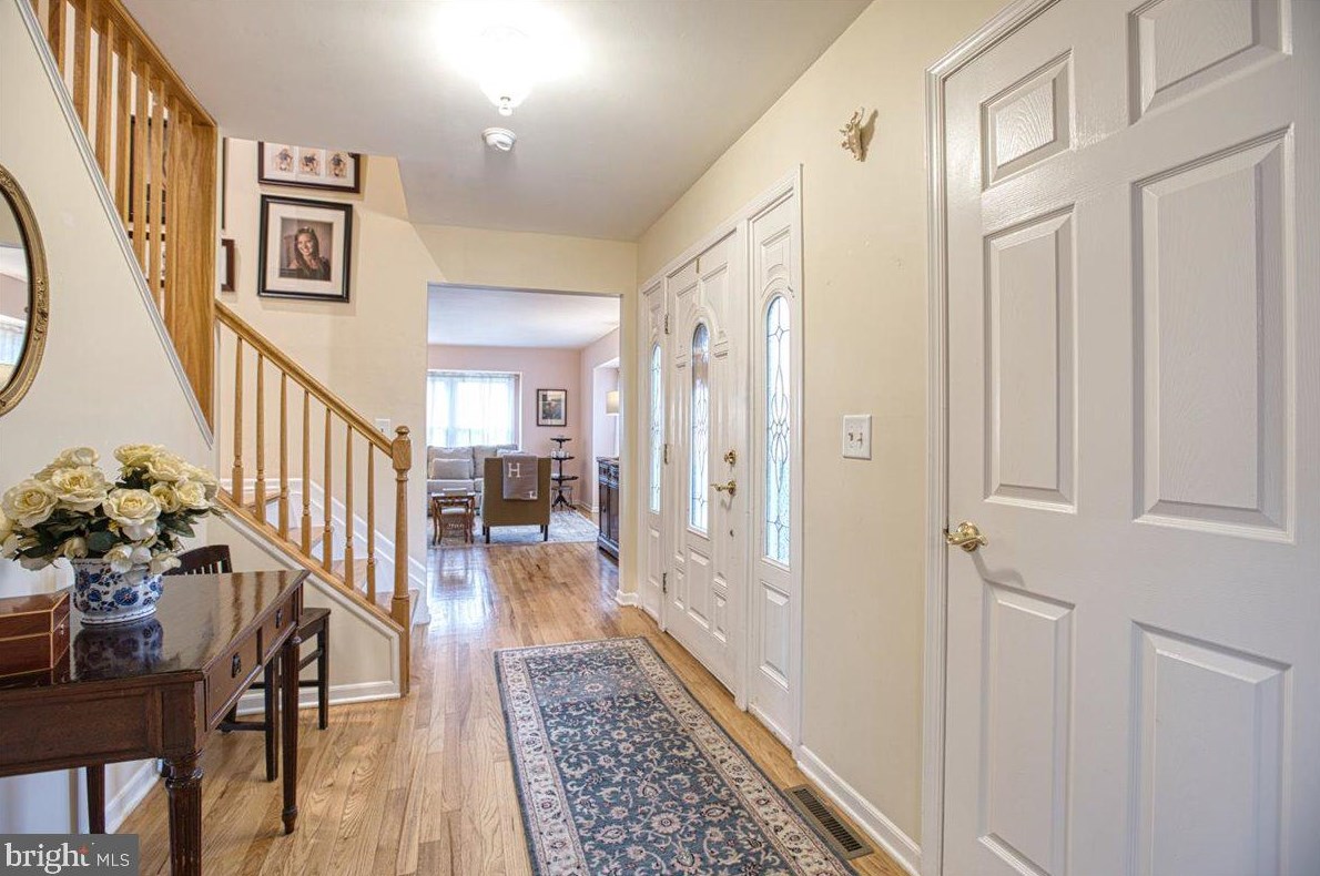 5 Wilk Ct, Lawrence Township, NJ 08648