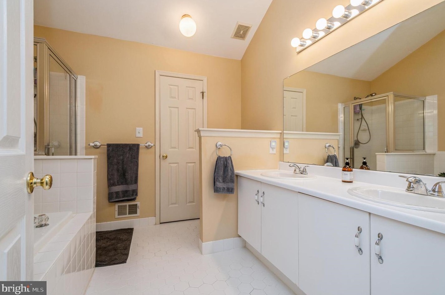 404 Pebble Creek Ct, Pennington NJ  08534-1945 exterior
