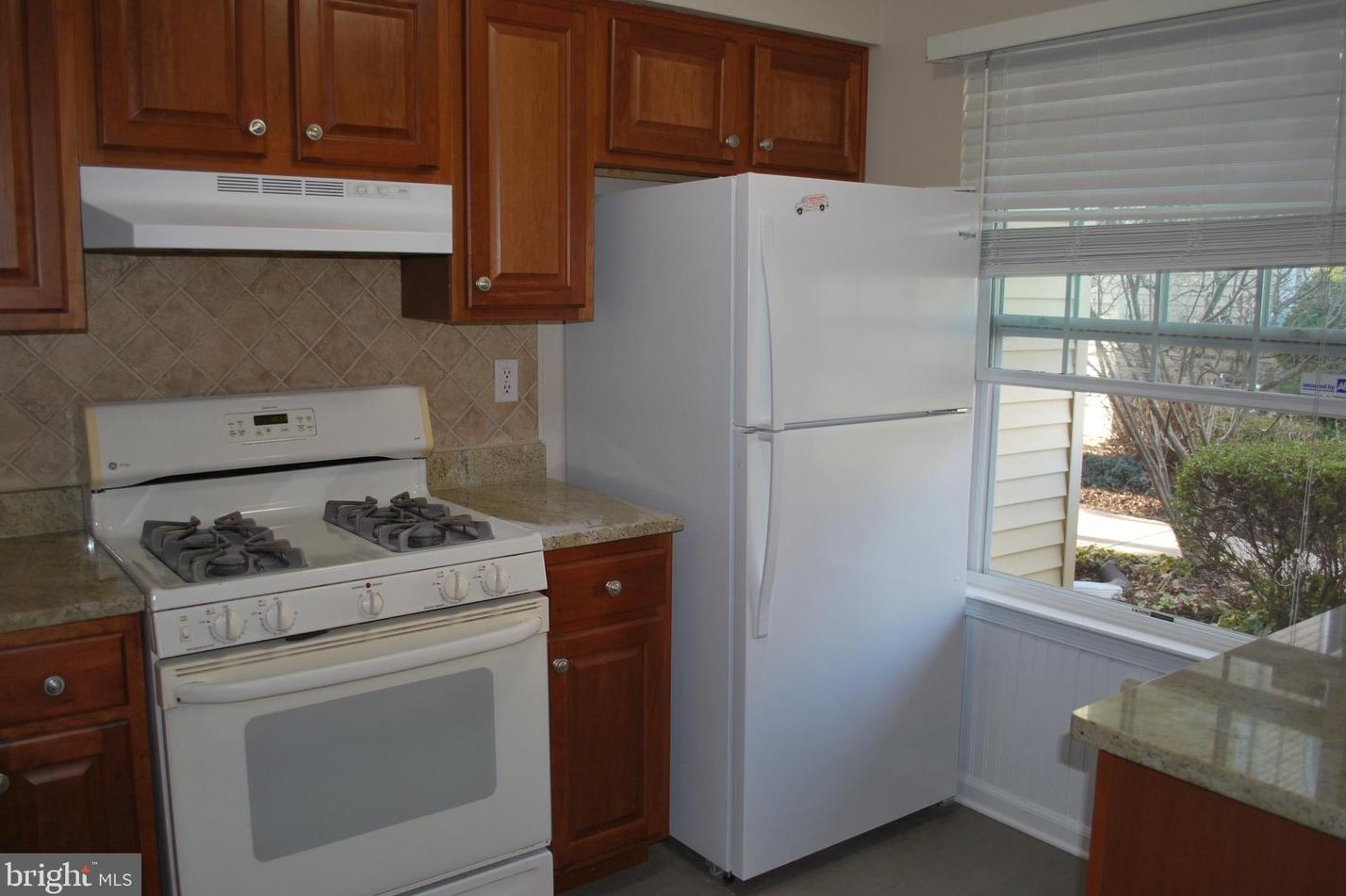 29 Dennis Ct, East Windsor NJ  08520-3017 exterior