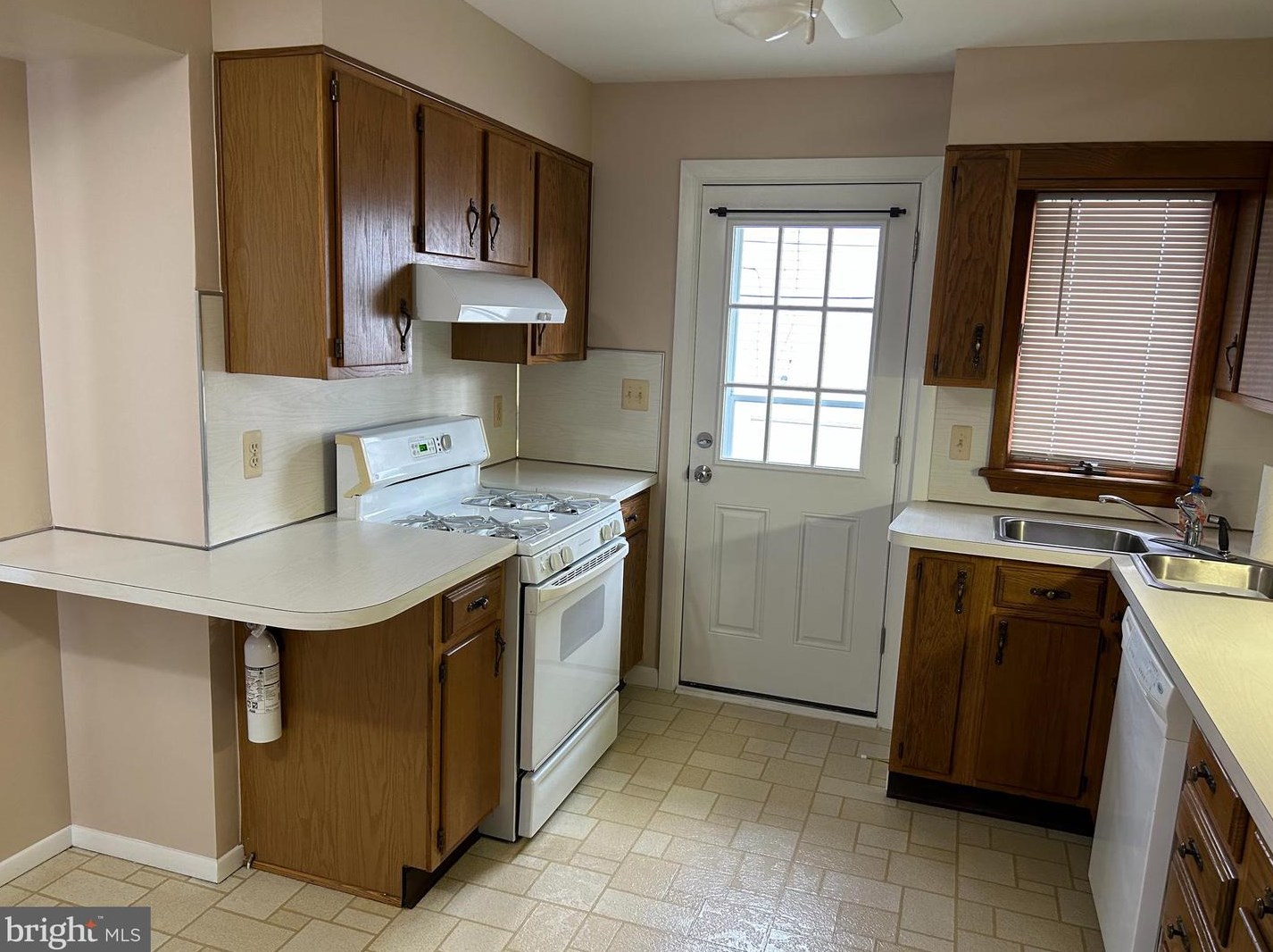 81 Gary Dr, Trenton, NJ 08690