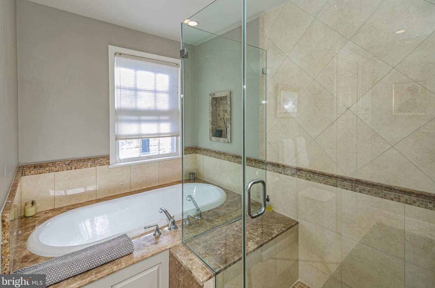 10 Arvida Dr, Pennington NJ  08534-2105 exterior