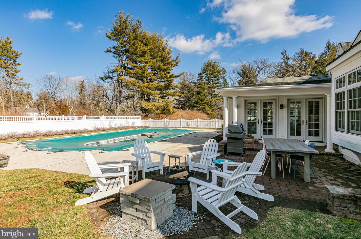 10 Arvida Dr, Pennington NJ  08534-2105 exterior