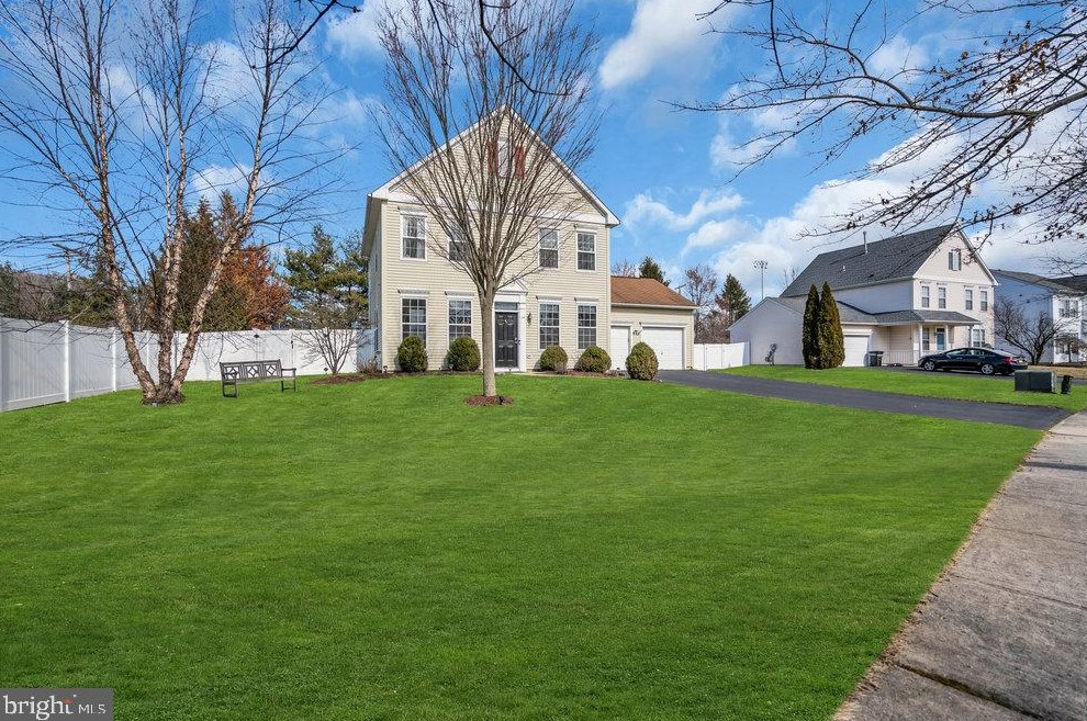 14 Bristol Way, East Windsor NJ  08520-2949 exterior