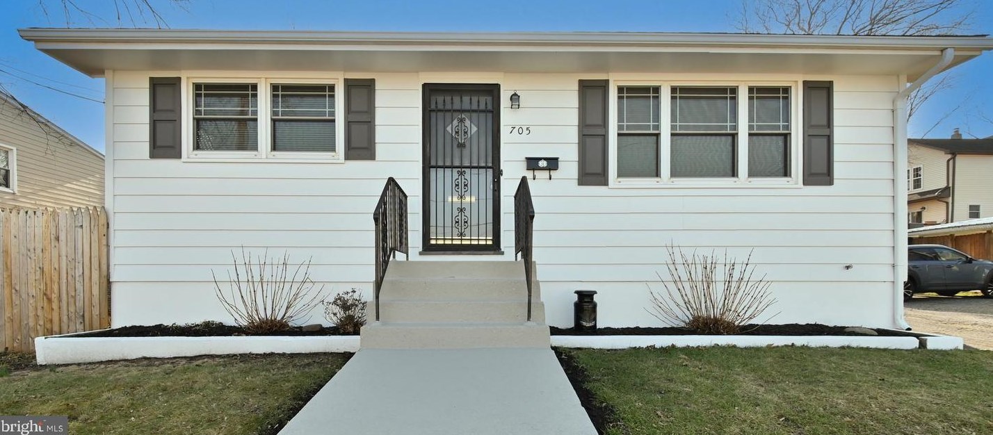 705 Strawberry St, Trenton, NJ 08638-3354