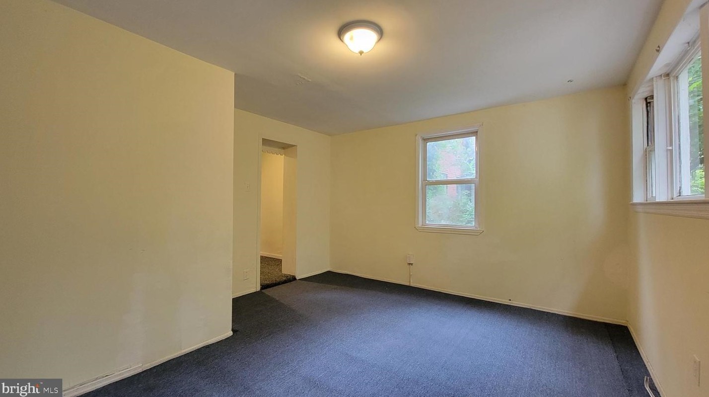 355 Oakland St, Trenton, NJ 08618
