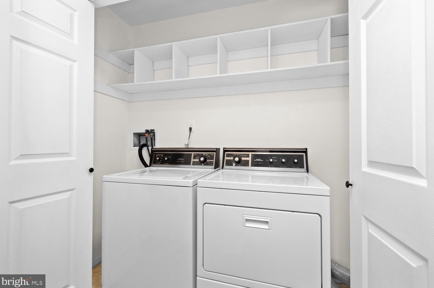 11 Avon Dr, East Windsor NJ 08520-5608 exterior