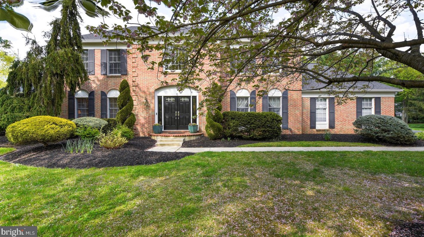 5 Norfolk Dr, W Windsor Township, NJ 08550