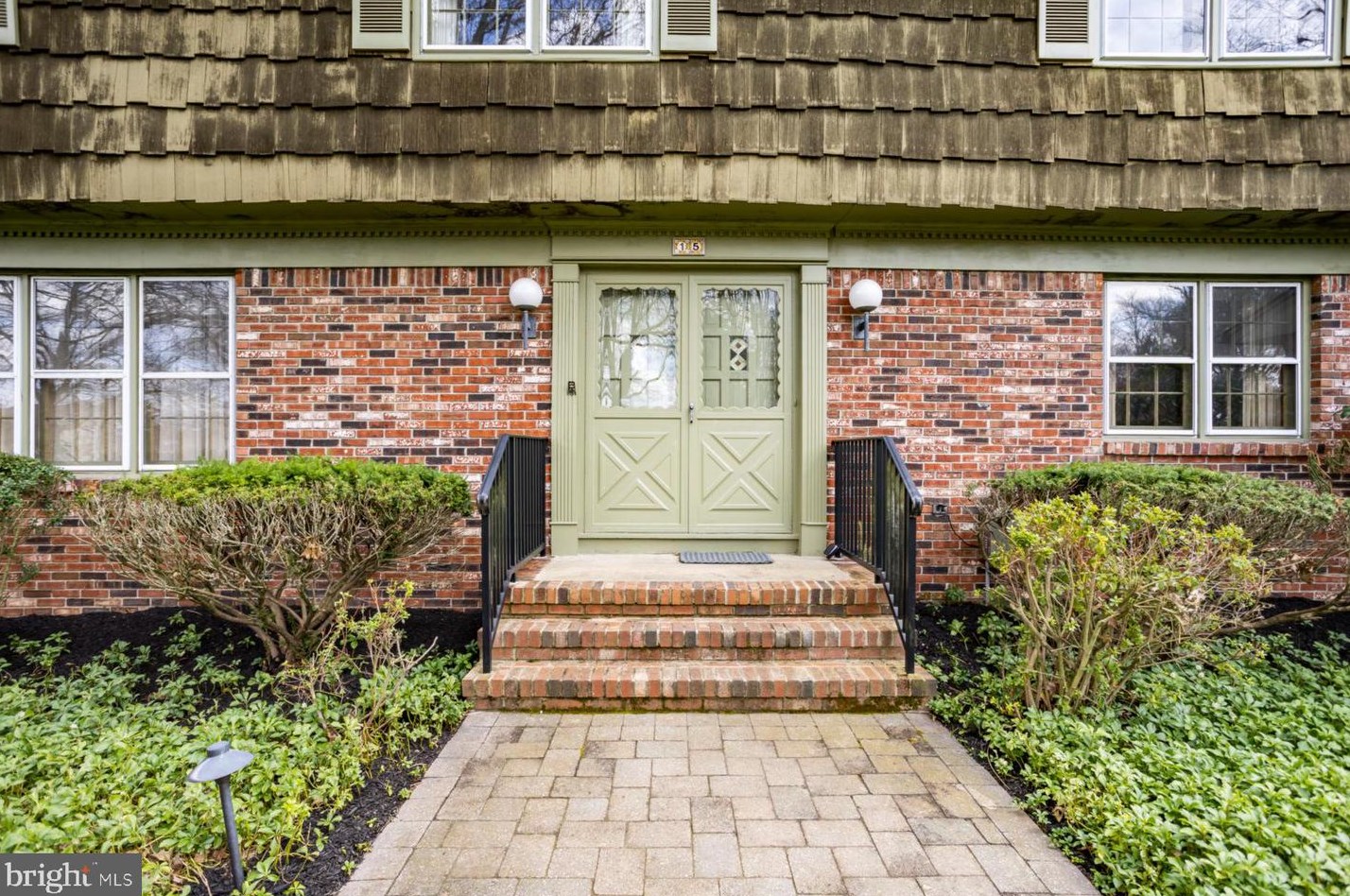 15 Woodhollow Rd, W Windsor Township, NJ 08550