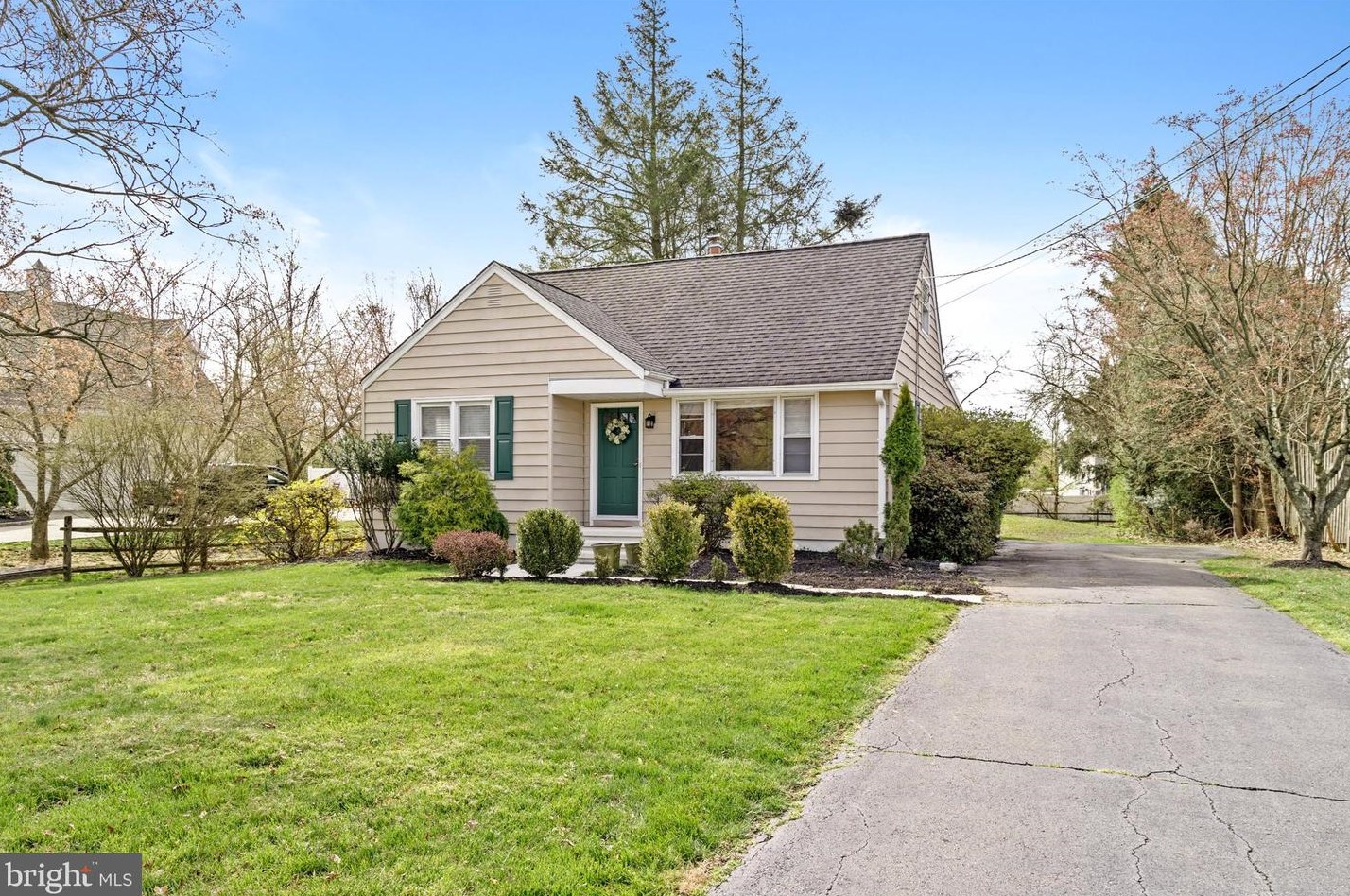 28 Crest Ave, Pennington, NJ 08534-1108