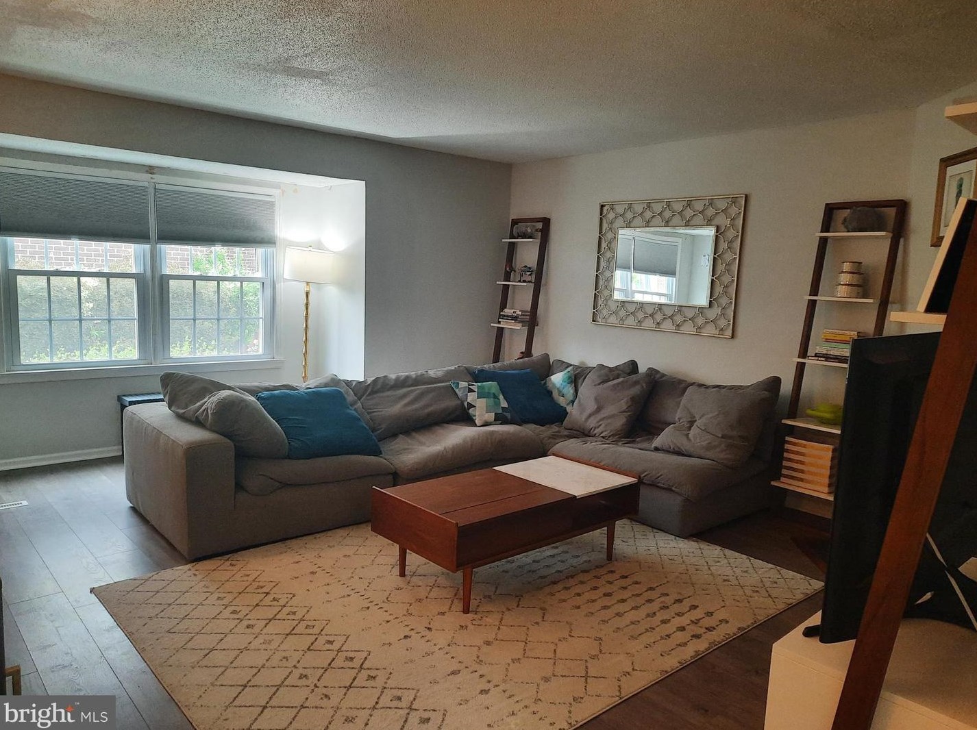 11 Shirley Ln, Lawrence Township, NJ 08648