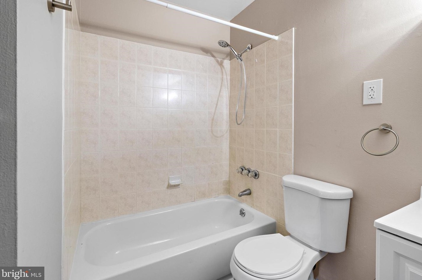 C-2 Avon Dr, East Windsor NJ 08520-5608 exterior