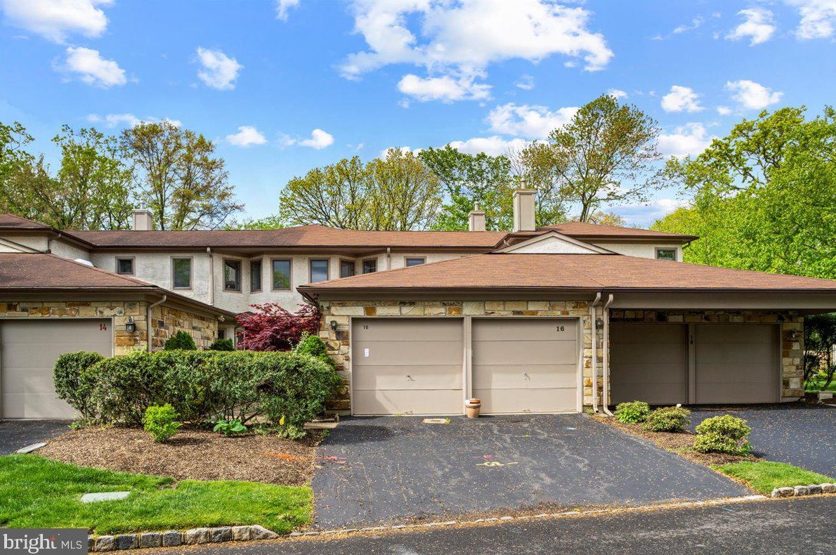 16 Woodmont Dr, Lawrence Township, NJ 08648