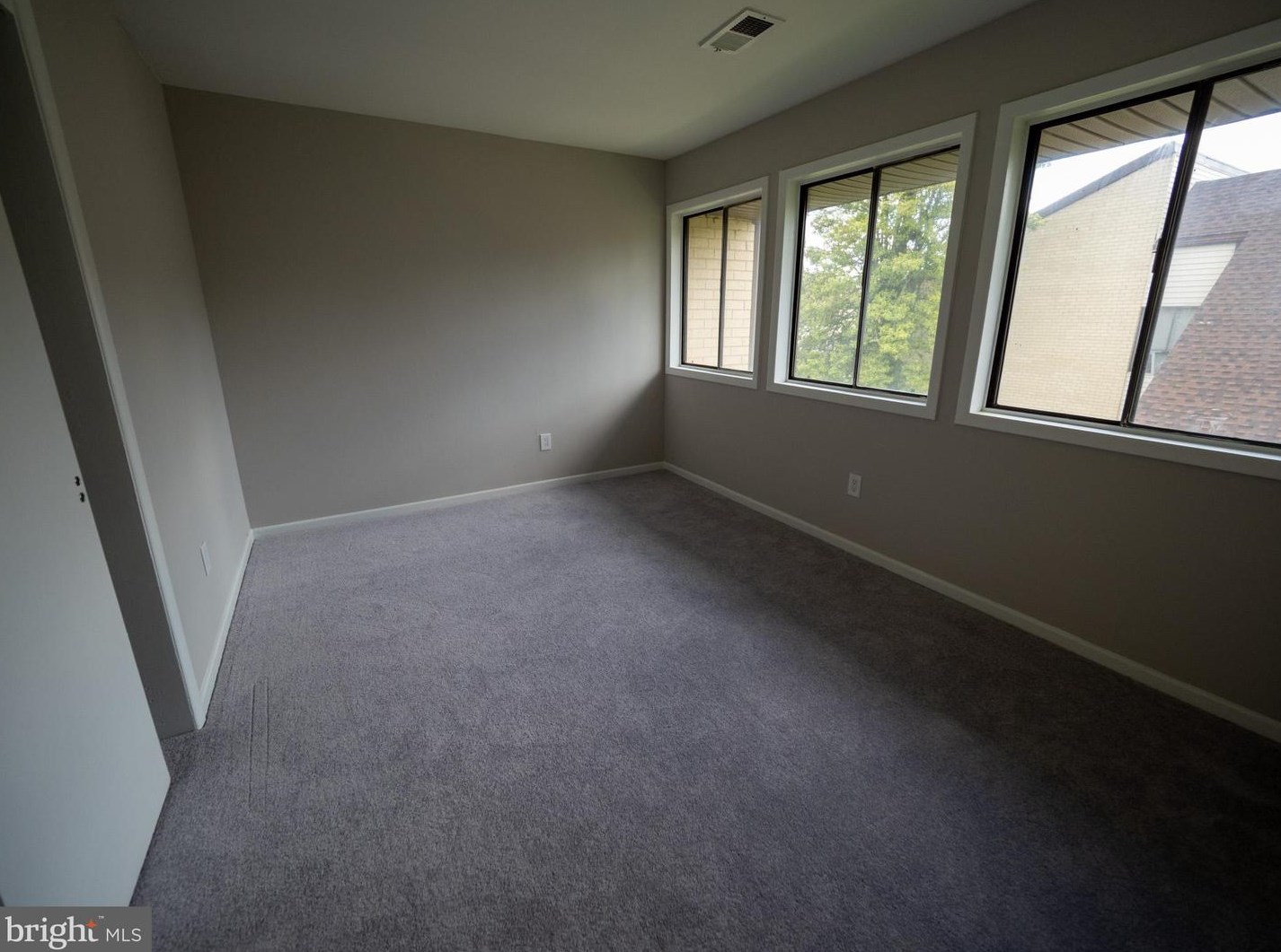 24 Avon Dr, East Windsor NJ  08520-5608 exterior