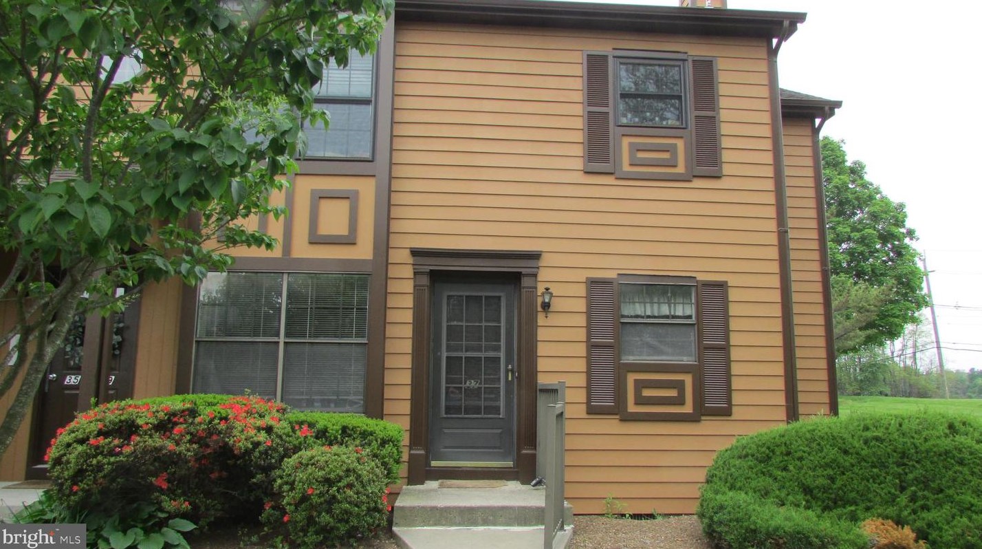 37 Fairway Ct, Trenton, NJ 08648-1468