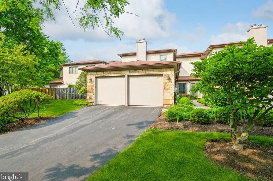 29 Woodmont Dr, Lawrence Township, NJ 08648