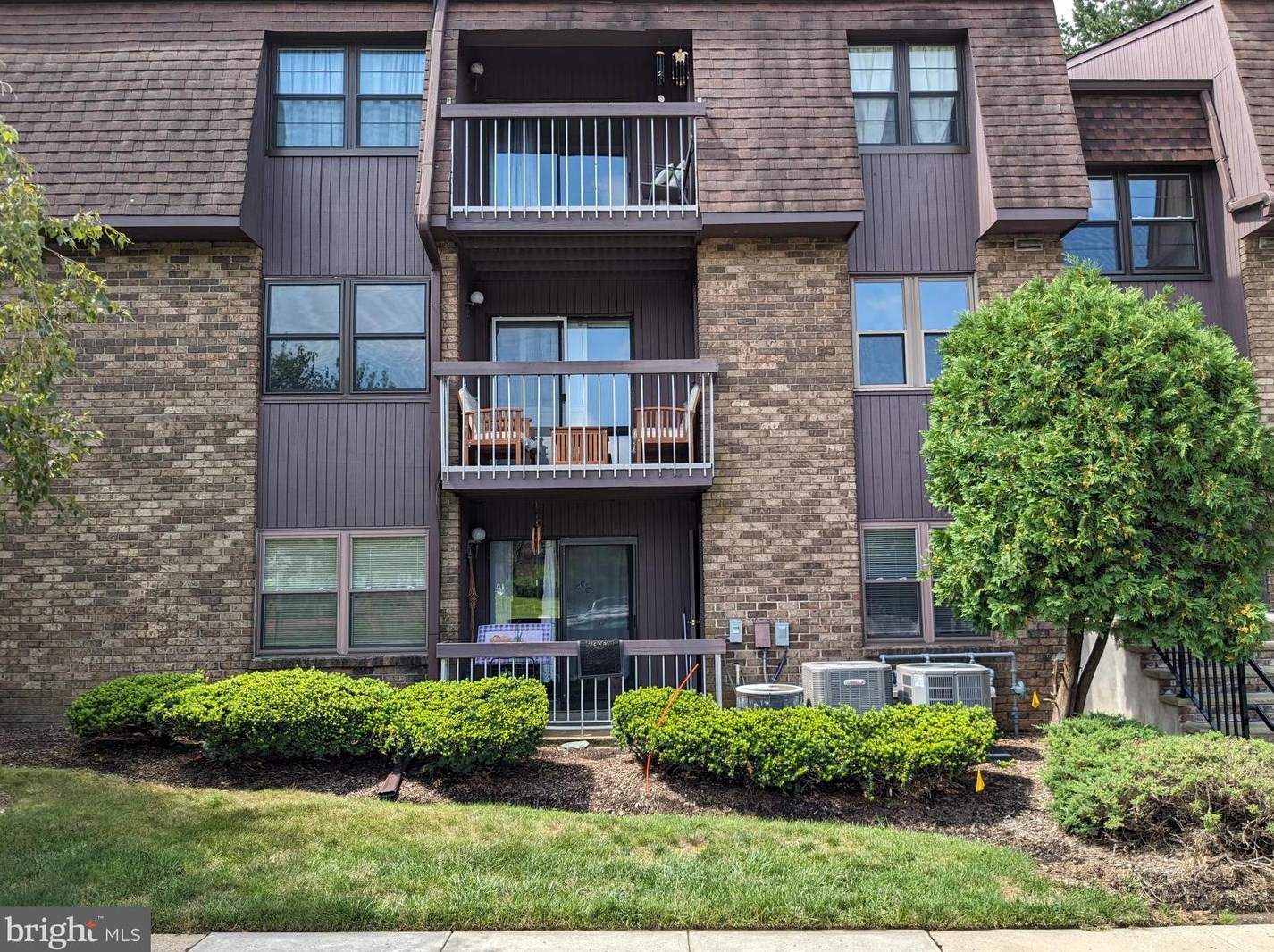 1722 Country Mill Dr, East Windsor NJ  08512-2212 exterior