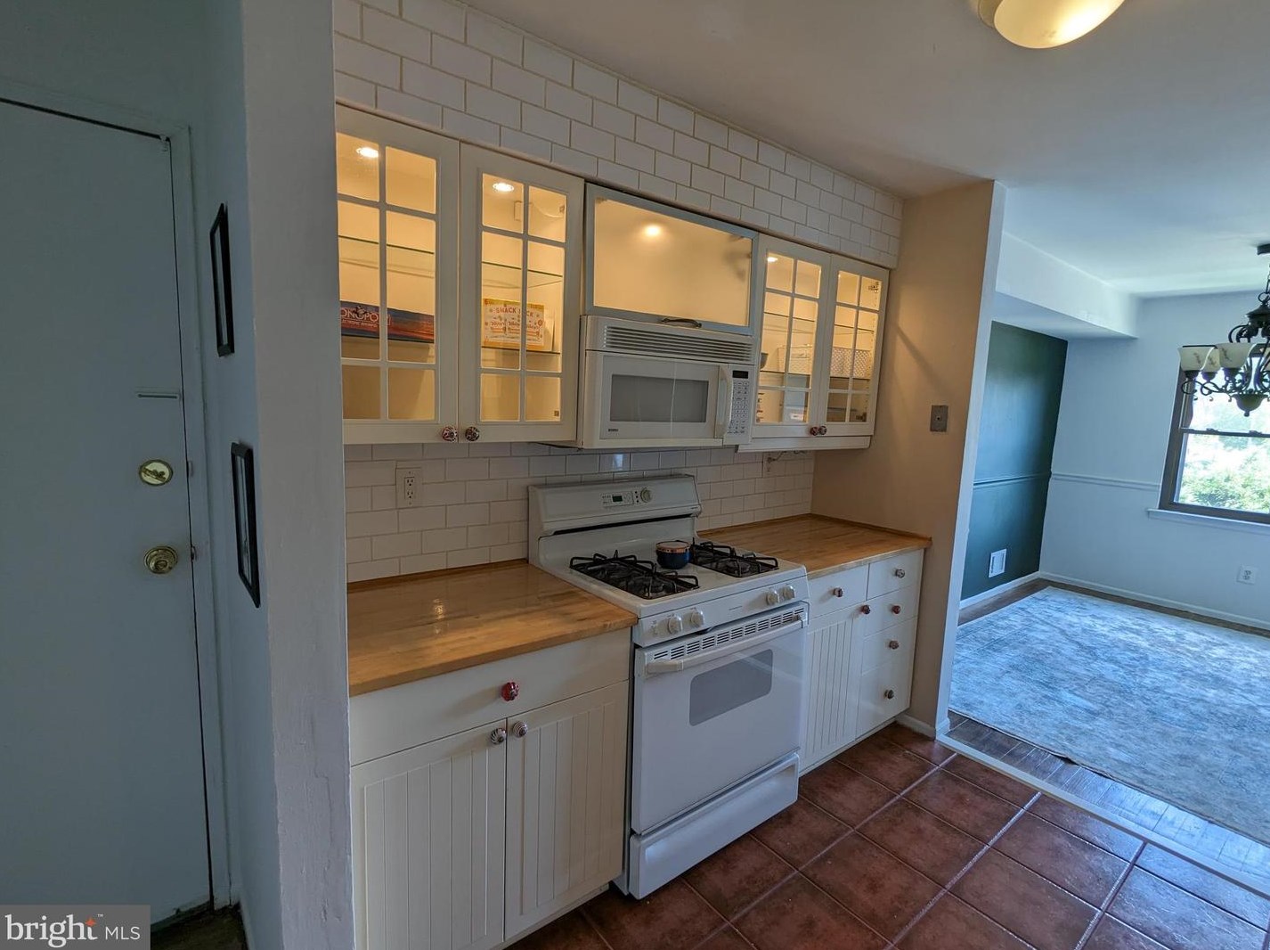 1722 Country Mill Dr, East Windsor NJ  08512-2212 exterior