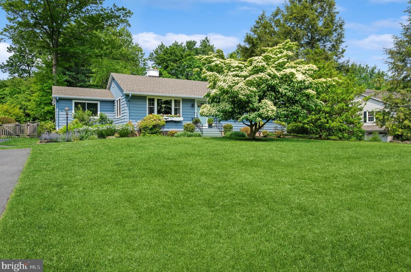 2 Harvest Dr, Pennington, NJ 08534-3204