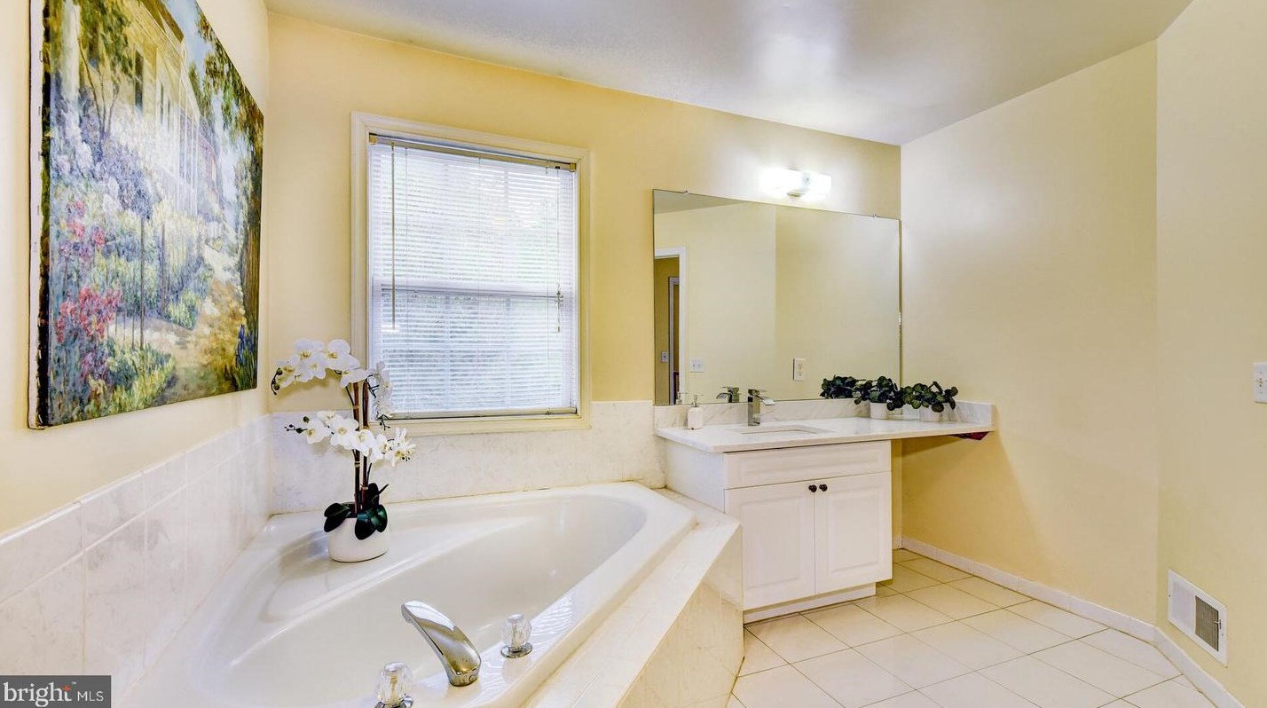 45 Tennyson Rd, East Windsor NJ  08520-4691 exterior