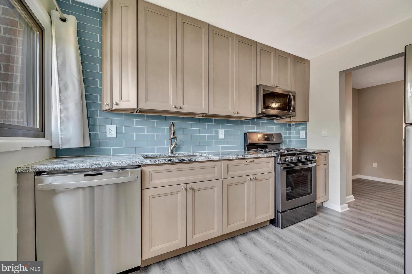 853 Jamestown Rd, East Windsor NJ 08520-5644 exterior