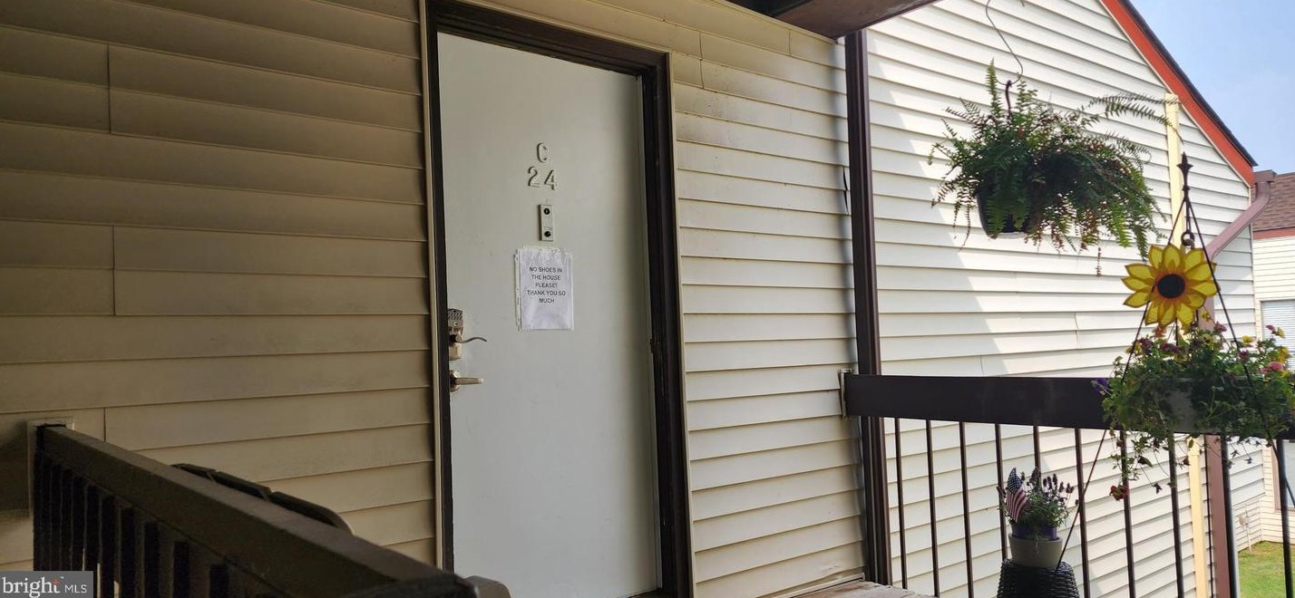 24-C Avon Dr, East Windsor NJ  08520-5608 exterior