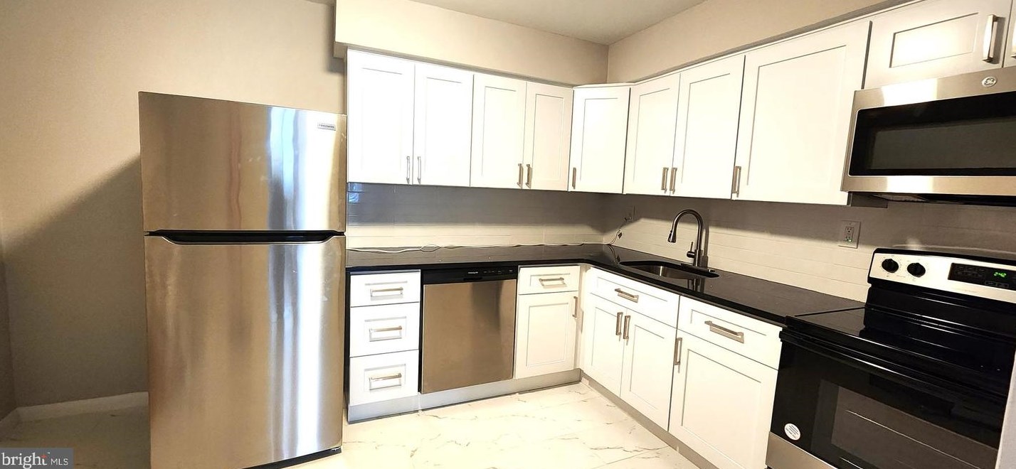 24-C Avon Dr, East Windsor NJ  08520-5608 exterior