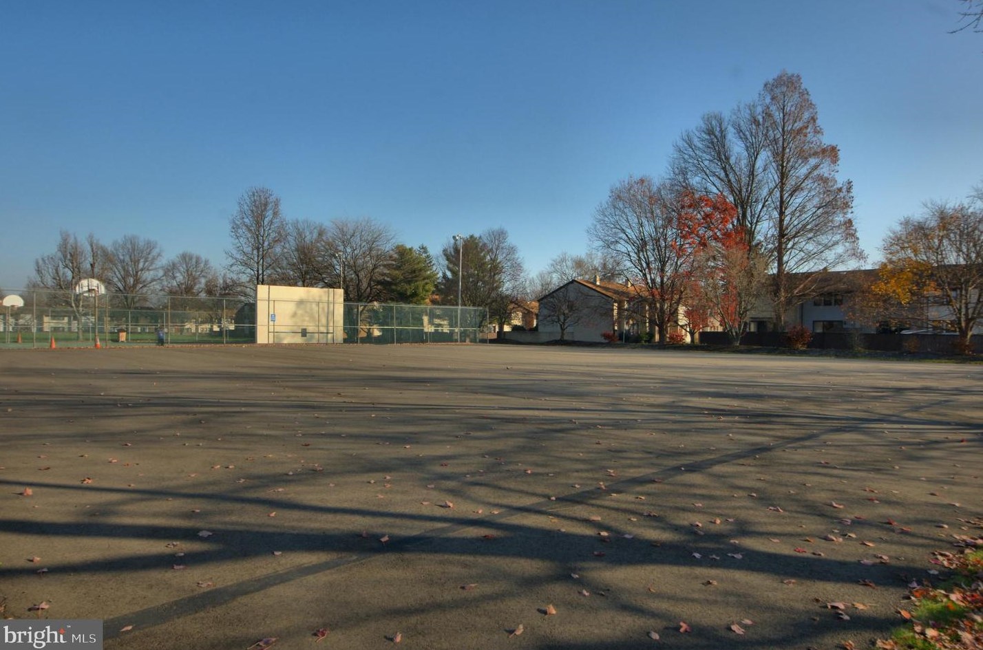 854 Jamestown Rd, East Windsor NJ 08520-5644 exterior