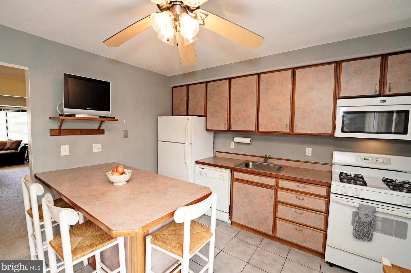 854 Jamestown Rd, East Windsor NJ 08520-5644 exterior